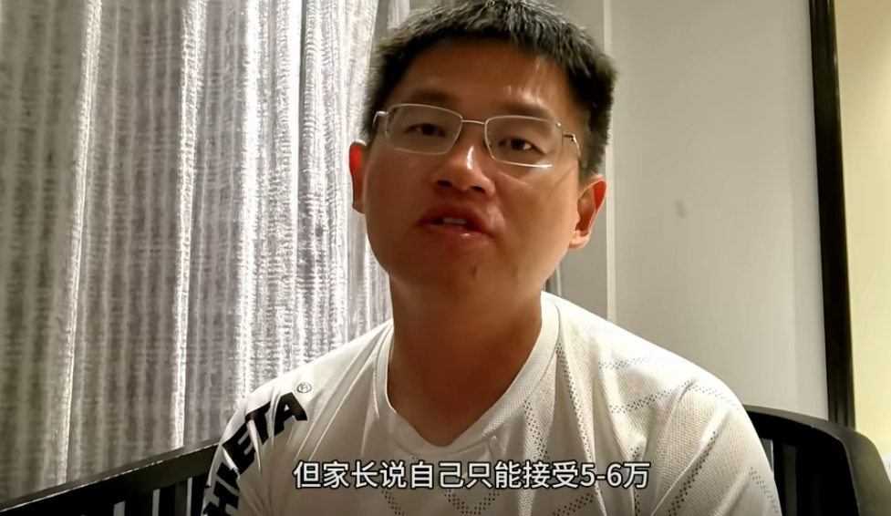校园足球青训纠纷 张卓毅母亲坚持5-6万赔偿金并索要自由身证明