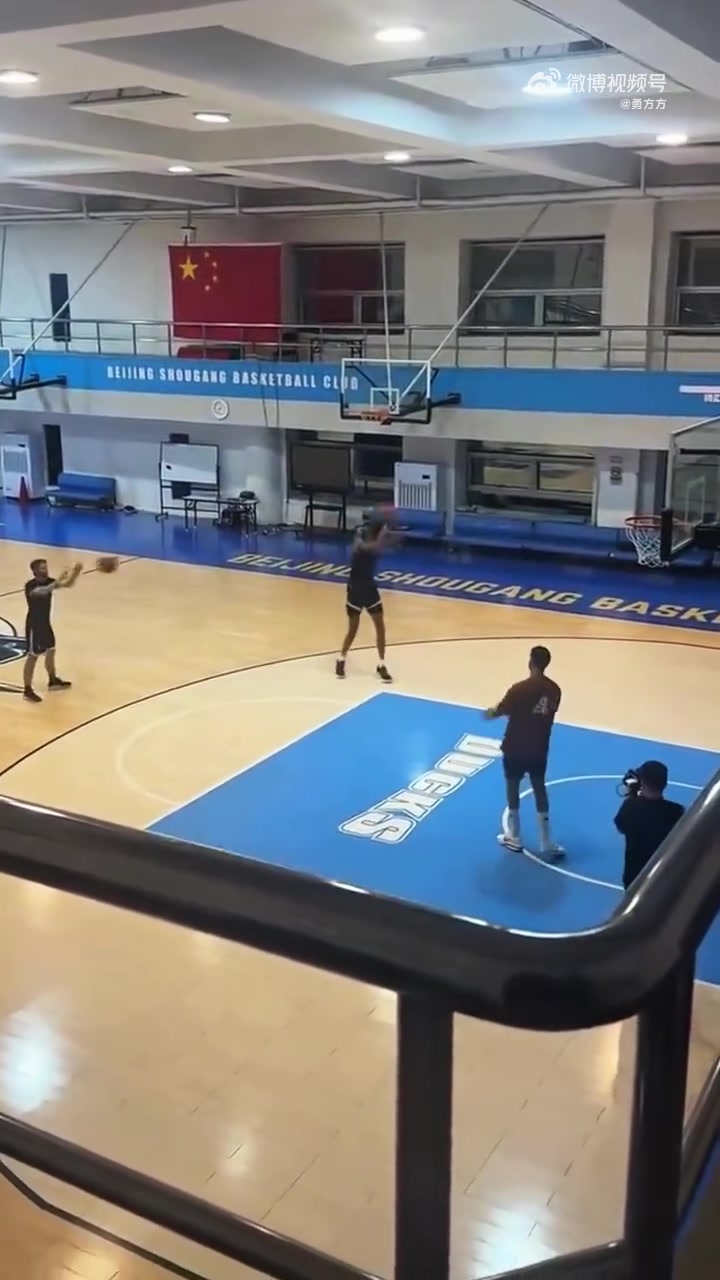 文班亚马深夜加练引热议 北京男篮训练馆惊现NBA状元身影